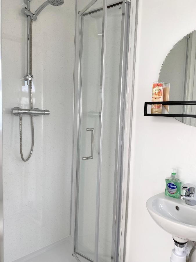 1 Ashford Road Guesthouse Redhill  Екстер'єр фото