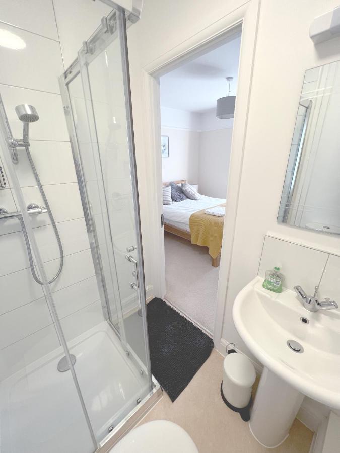 1 Ashford Road Guesthouse Redhill  Екстер'єр фото