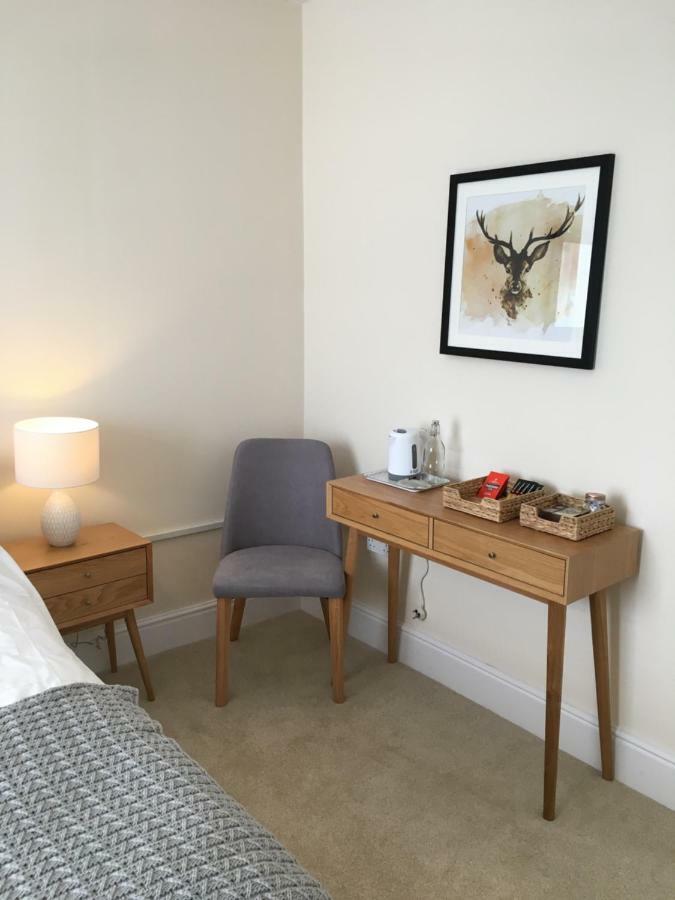 1 Ashford Road Guesthouse Redhill  Екстер'єр фото