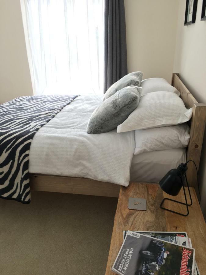 1 Ashford Road Guesthouse Redhill  Екстер'єр фото